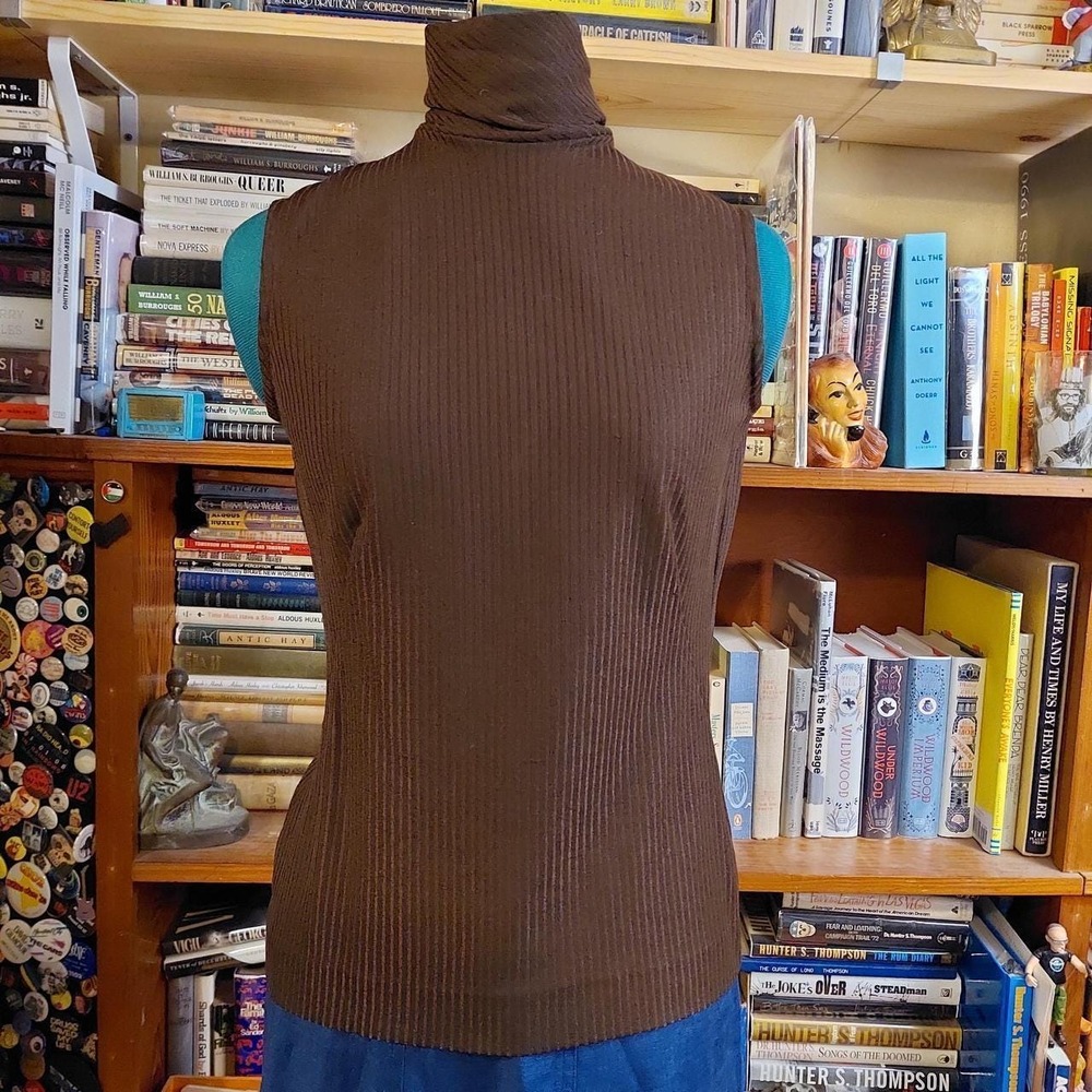 Vintage brown turtle nech zip up short sleeve top.